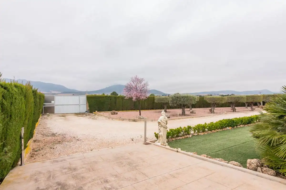 Jardí de Casa o xalet en venda en Yecla amb Aire condicionat, Calefacció i Jardí privat