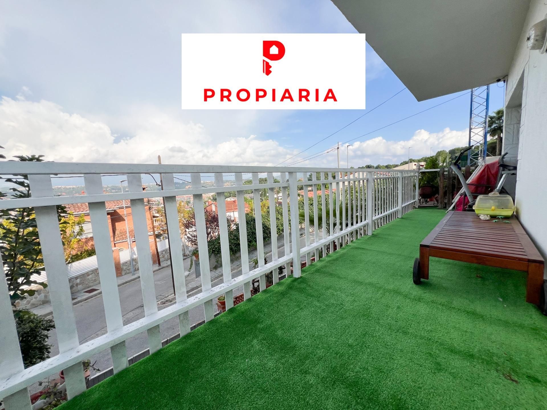 Vista exterior de Casa o xalet en venda en Sant Andreu de la Barca amb Aire condicionat, Calefacció i Jardí privat