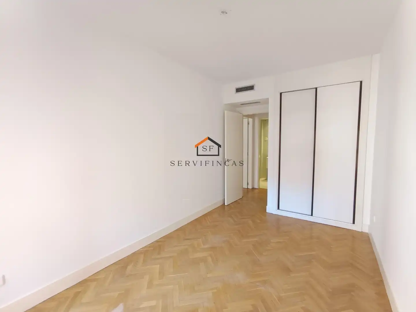 Schlafzimmer von Wohnung zur Miete in Madrid mit Heizung, Parkett und Abstellraum