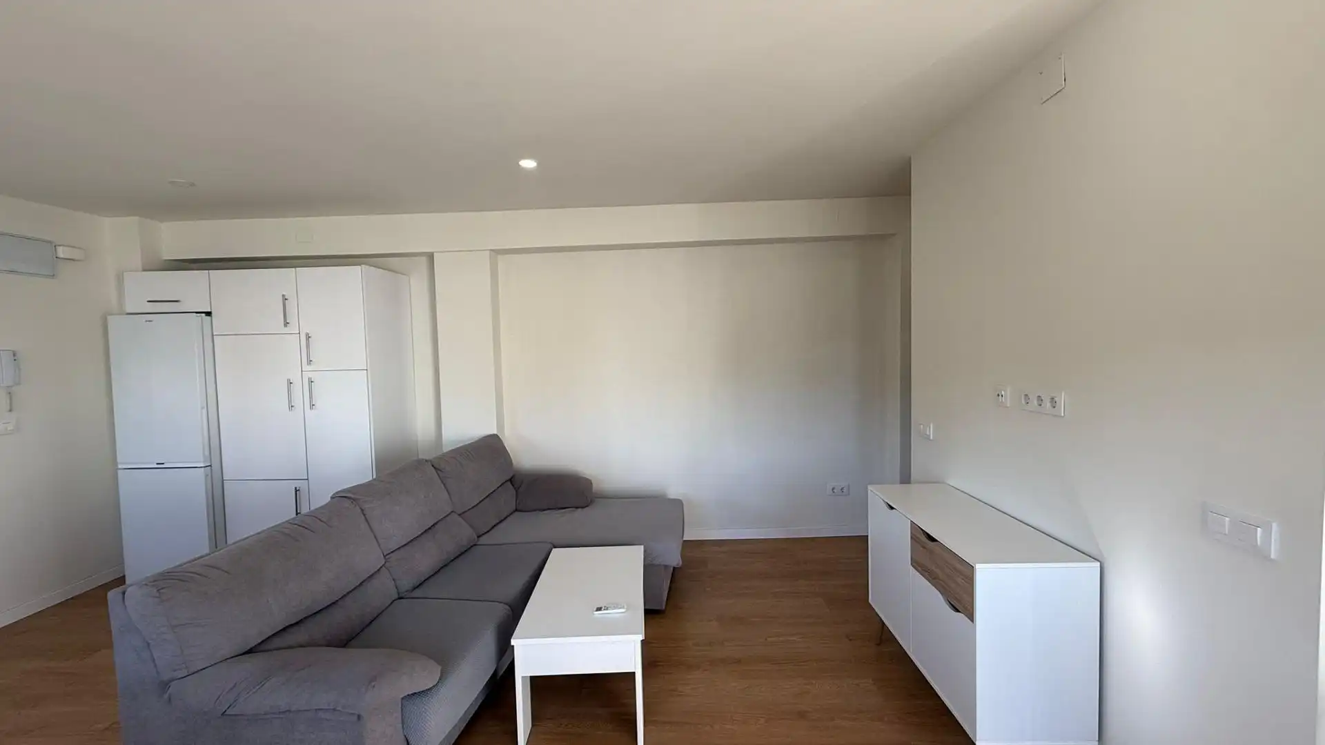 Living room of Flat for sale in Sevilla  with Air Conditioner, Terrace and Furnished