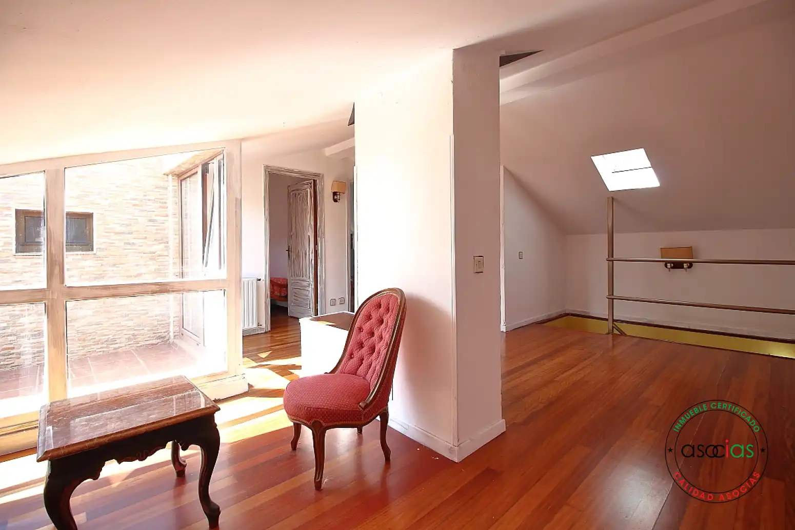 Sala d'estar de Casa o xalet en venda en Gijón  amb Calefacció, Parquet i Moblat