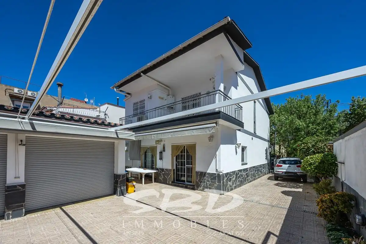 Vista exterior de Casa o xalet en venda en Barberà del Vallès amb Aire condicionat, Calefacció i Terrassa