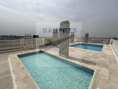 Swimming pool of Flat for sale in  Madrid Capital  with Air Conditioner and Terrace