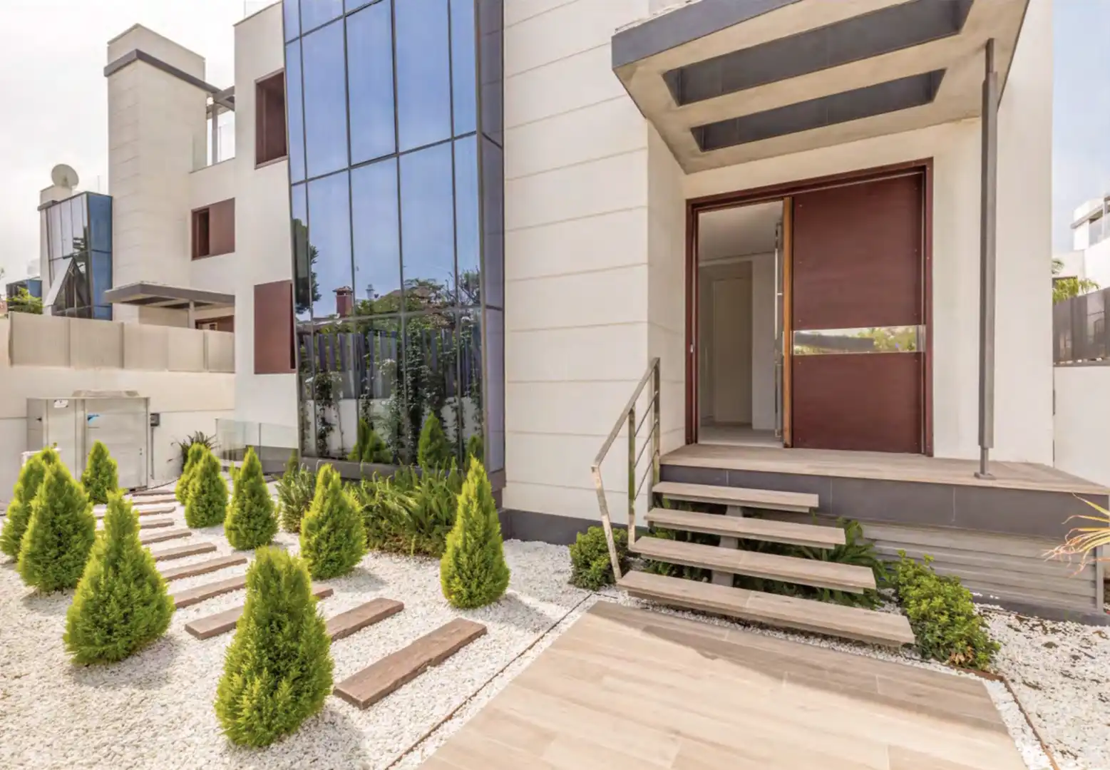 Vista exterior de Casa o xalet de lloguer en Marbella amb Aire condicionat, Jardí privat i Terrassa