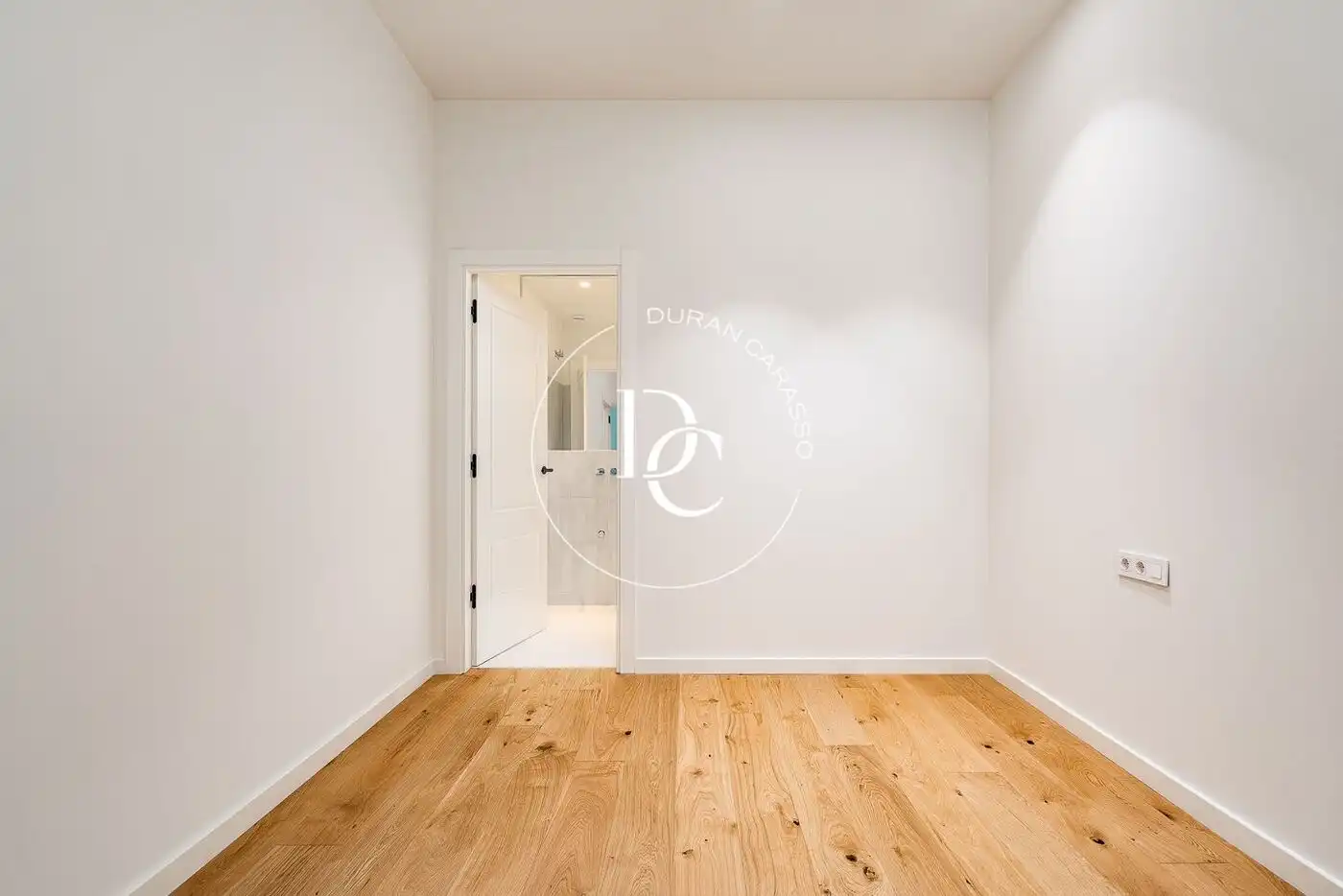 Wohnung zum Verkauf in Barcelona mit Klimaanlage, Heizung und Terrasse