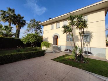 Detached house with balcony for sale in Norte-Sierra
