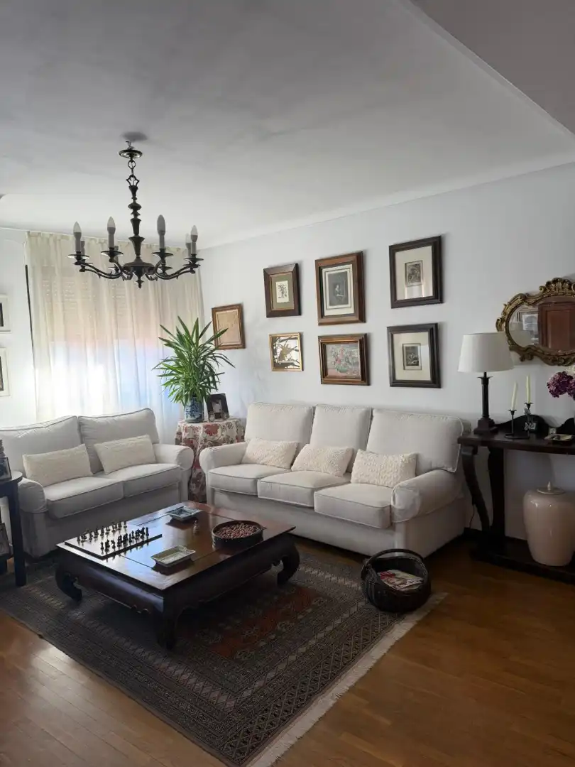 Sala d'estar de Dúplex en venda en Oviedo  amb Calefacció, Parquet i Moblat