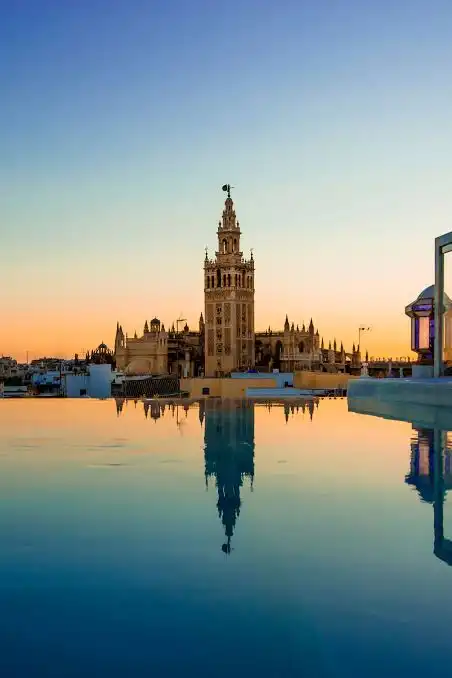 Vista exterior de Edifici en venda en Sevilla