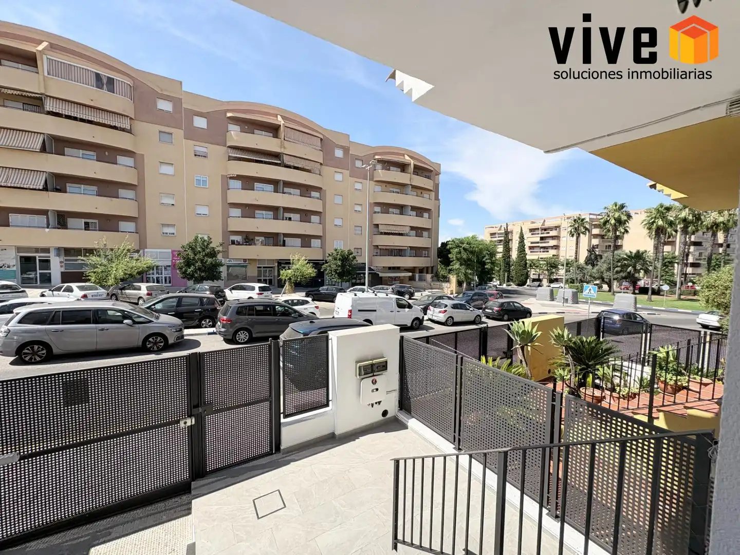 Vista exterior de Casa adosada en venda en San Juan de Aznalfarache amb Aire condicionat, Calefacció i Piscina comunitària