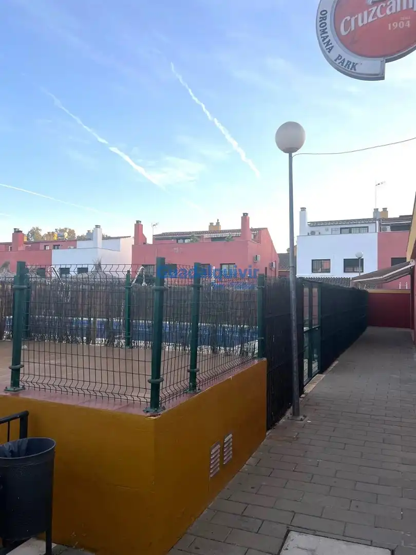 Vista exterior de Casa adosada en venda en Alcalá de Guadaira amb Jardí privat, Terrassa i Traster