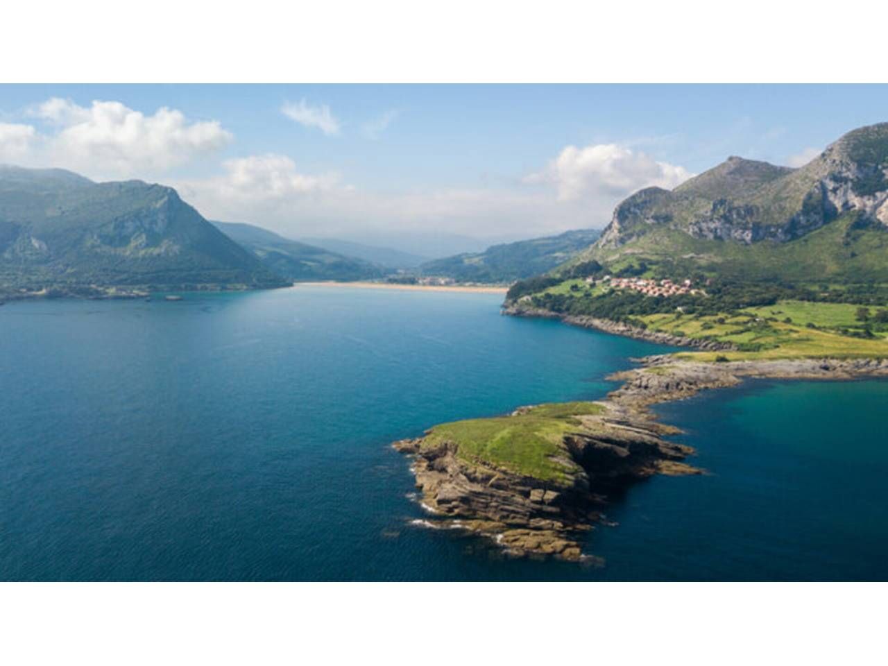 Vista exterior de Apartament en venda en Castro-Urdiales amb Calefacció, Traster i Moblat
