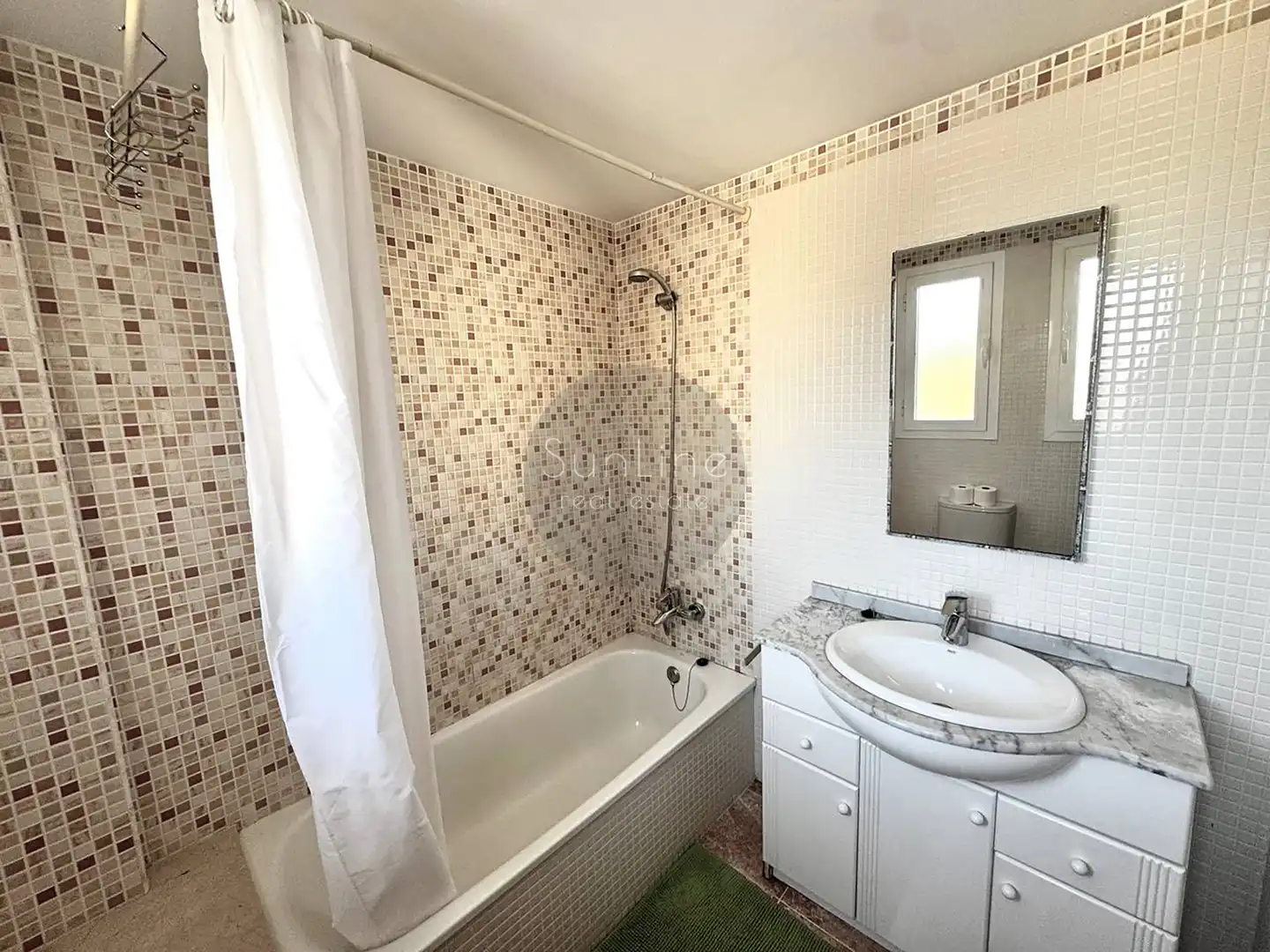 Badezimmer von Einfamilien-Reihenhaus zur Miete in Moncada mit Klimaanlage, Privatgarten und Terrasse