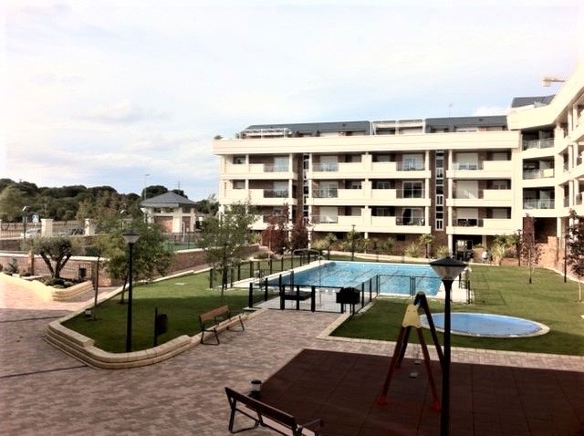Swimming pool of Planta baja to rent in Las Rozas de Madrid  with Air Conditioner, Heating and Terrace