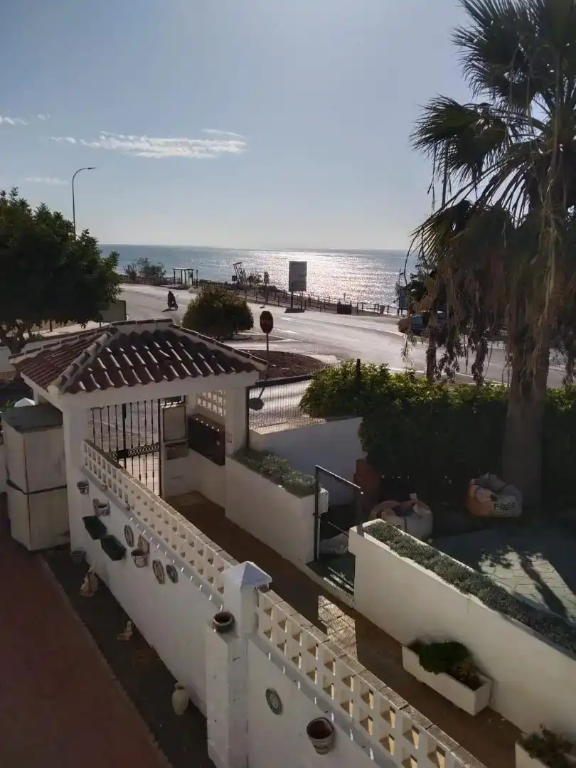 Vista exterior de Casa adosada en venda en Vélez-Málaga amb Aire condicionat i Balcó