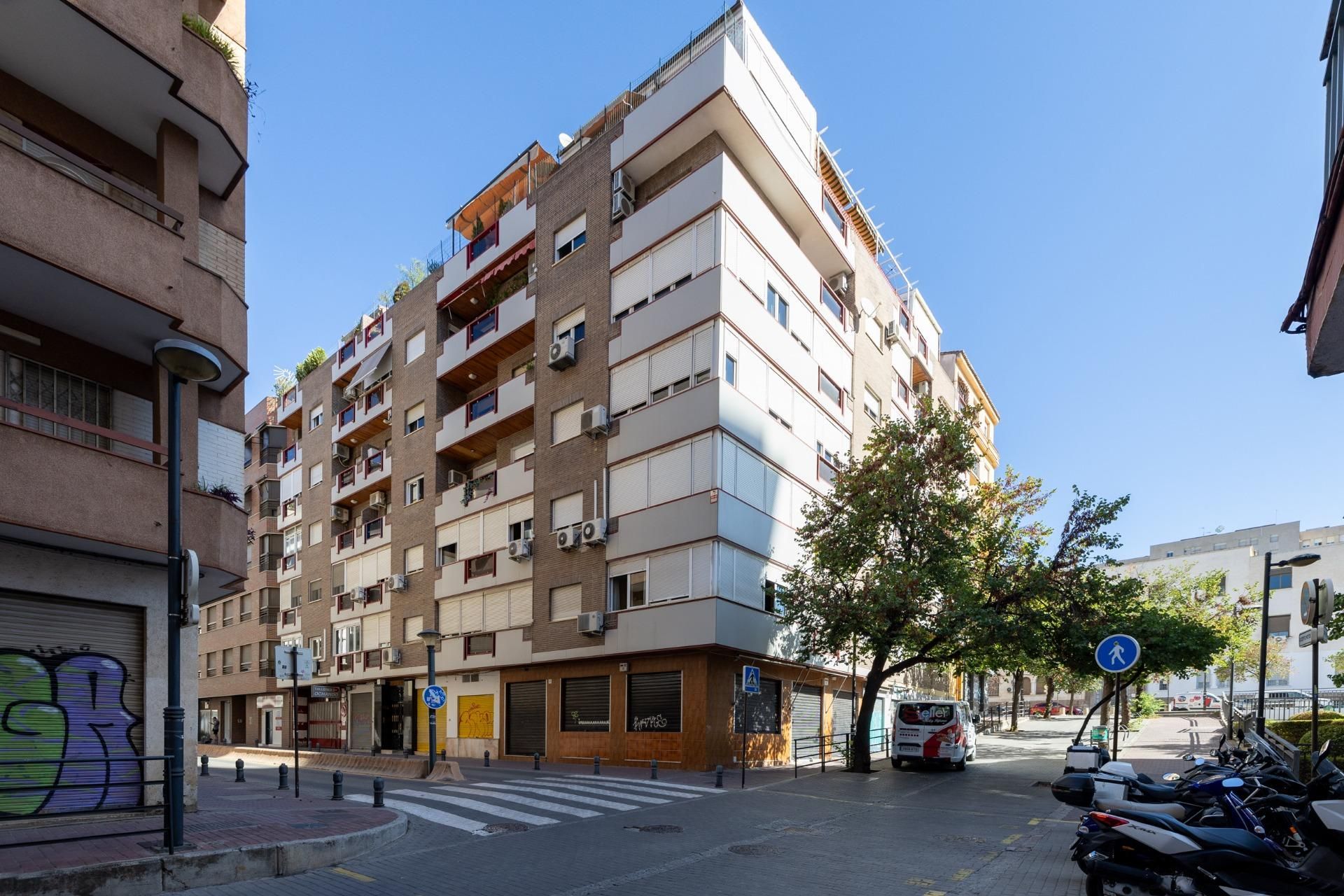 Vista exterior de Piso en venta en  Granada Capital con Aire acondicionado, Calefacción y Parquet