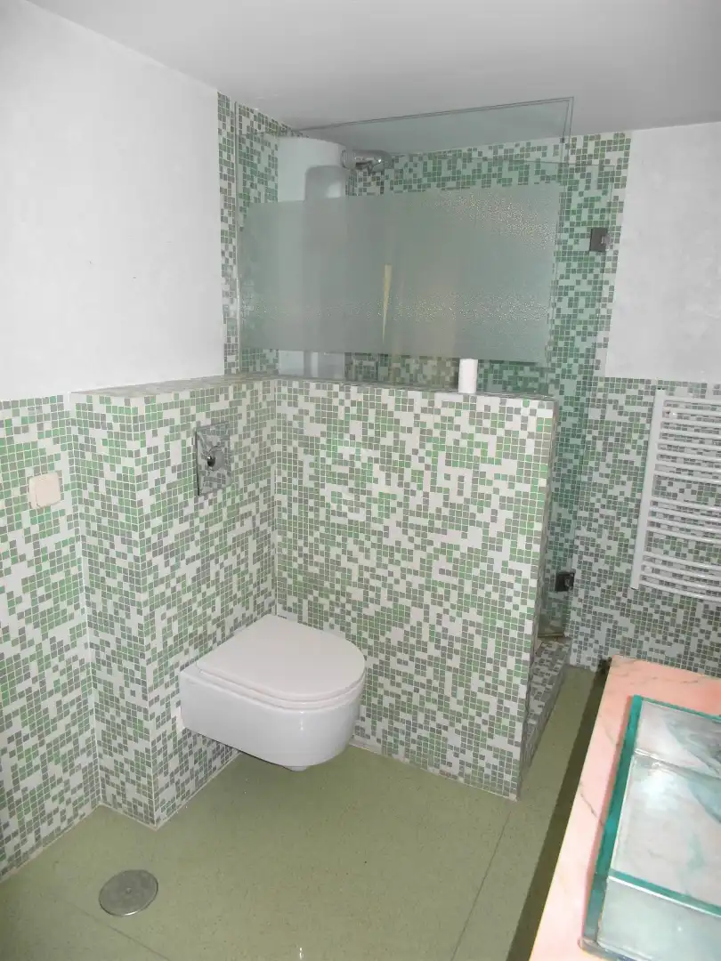 Baño de Casa adosada en venta en Madrid con Aire acondicionado, Calefacción y Jardín privado