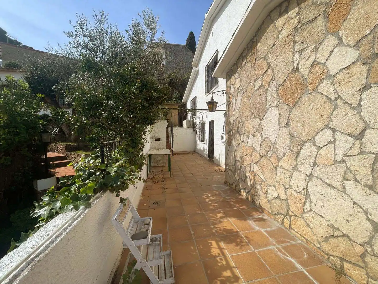 Außenansicht von Einfamilien-Reihenhaus zum Verkauf in Lloret de Mar mit Terrasse