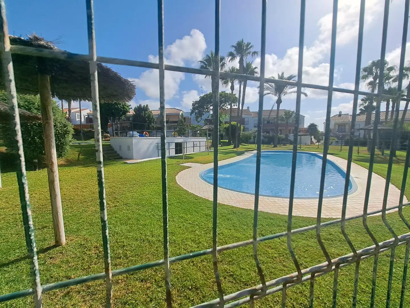 Piscina de Casa adosada en venda en Chiclana de la Frontera amb Aire condicionat, Calefacció i Jardí privat