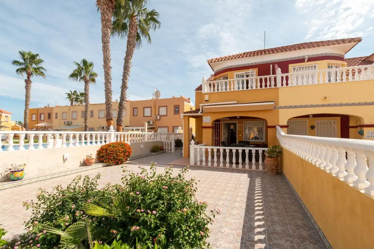 Vista exterior de Casa adosada en venda en Orihuela amb Jardí privat, Terrassa i Piscina comunitària