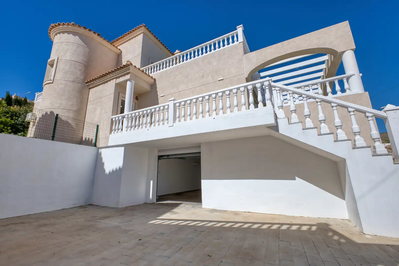 Vista exterior de Casa o xalet en venda en El Campello amb Aire condicionat, Calefacció i Jardí privat
