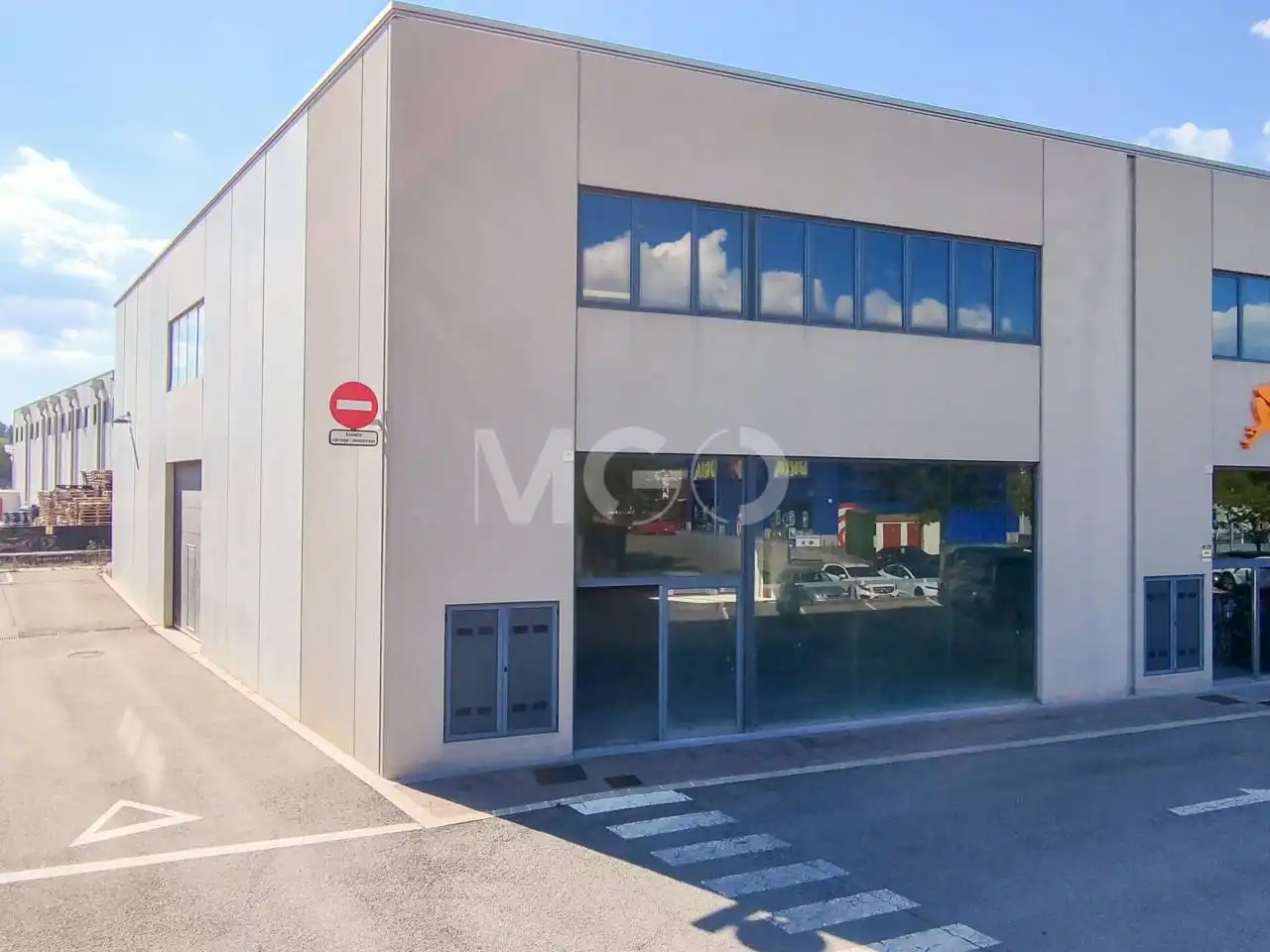 Nau industrial de lloguer a Calle Sabadell 9