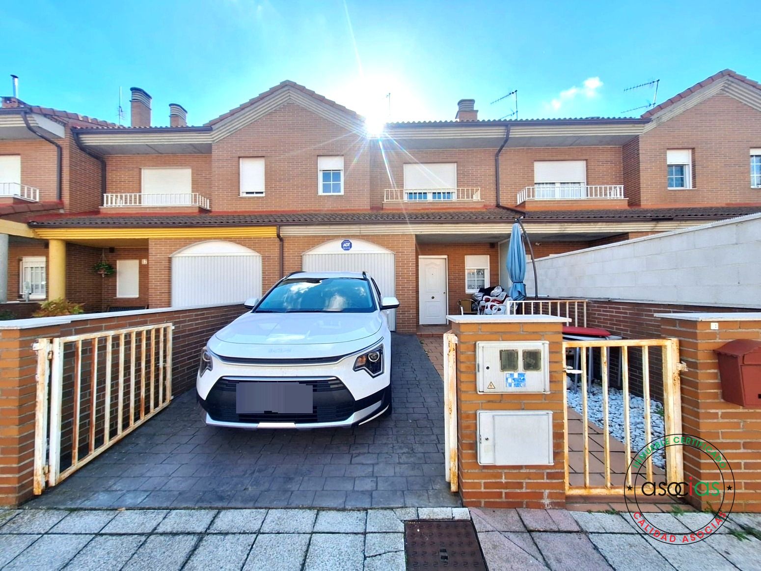 Vista exterior de Casa adosada en venda en Chozas de Abajo amb Calefacció i Jardí privat