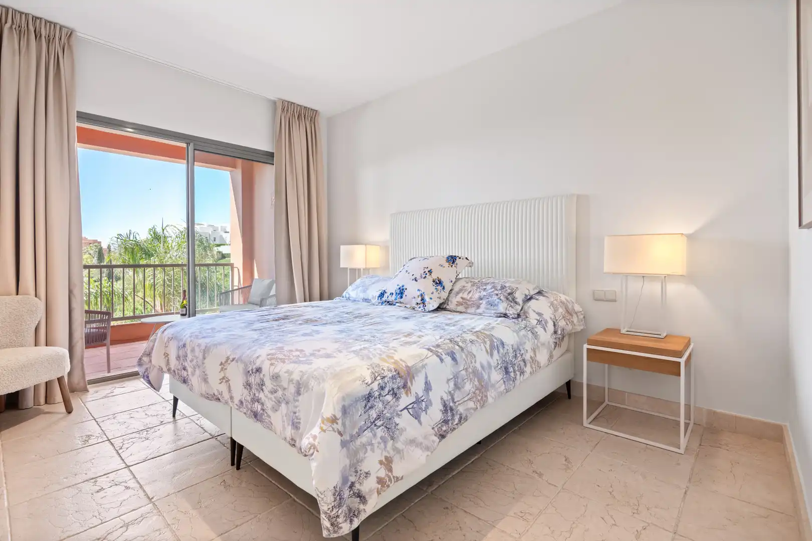 Dormitori de Apartament en venda en Benahavís amb Aire condicionat, Terrassa i Piscina