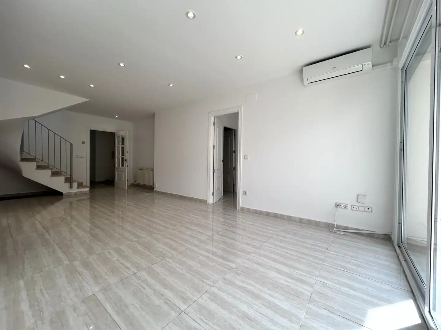 Maisonette zum Verkauf in Calella mit Klimaanlage, Heizung und Balkon