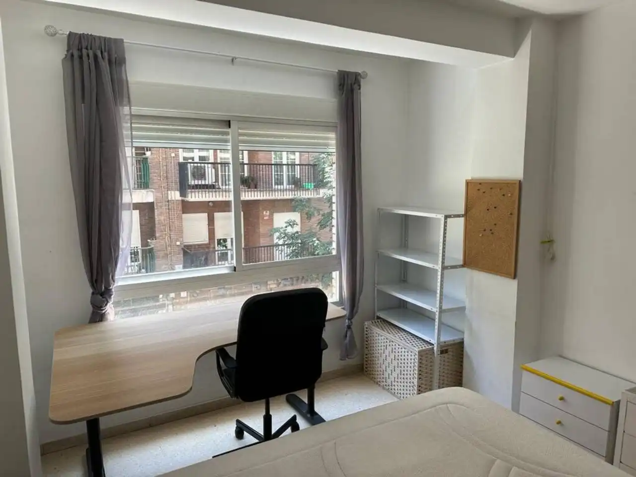 Schlafzimmer von Wohnung zur Miete in Granada mit Möbliert und Balkon
