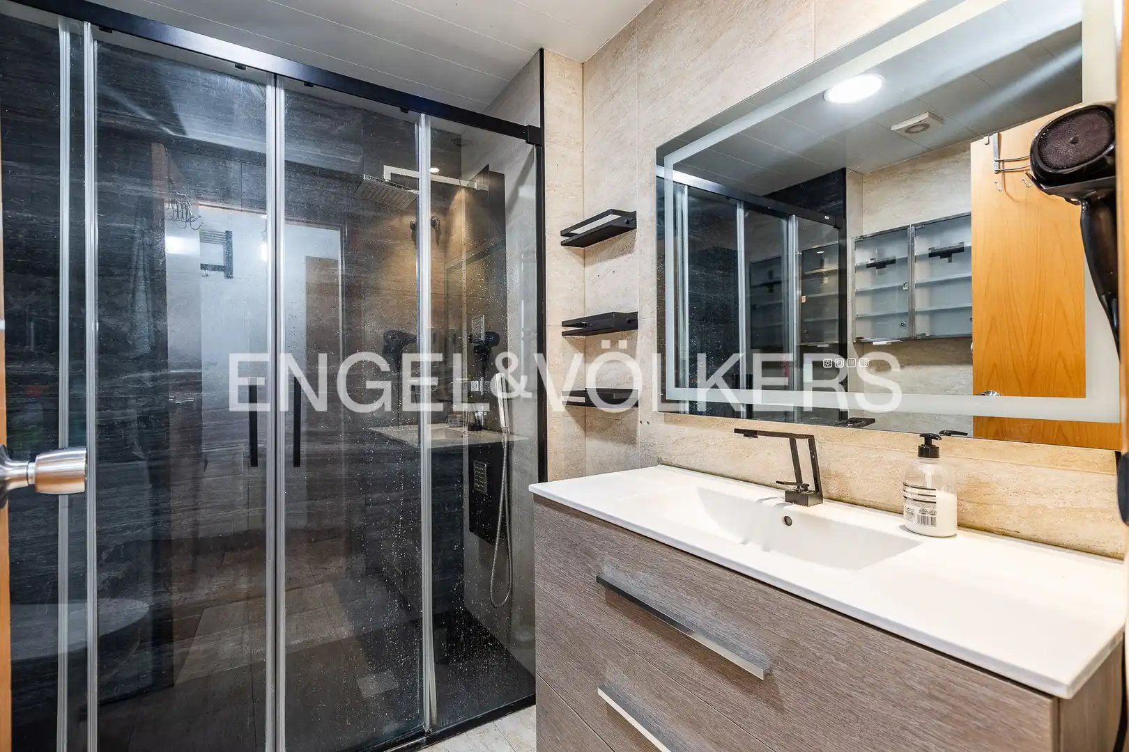 Baño de Casa adosada en venta en Sabadell con Calefacción, Terraza y Balcón