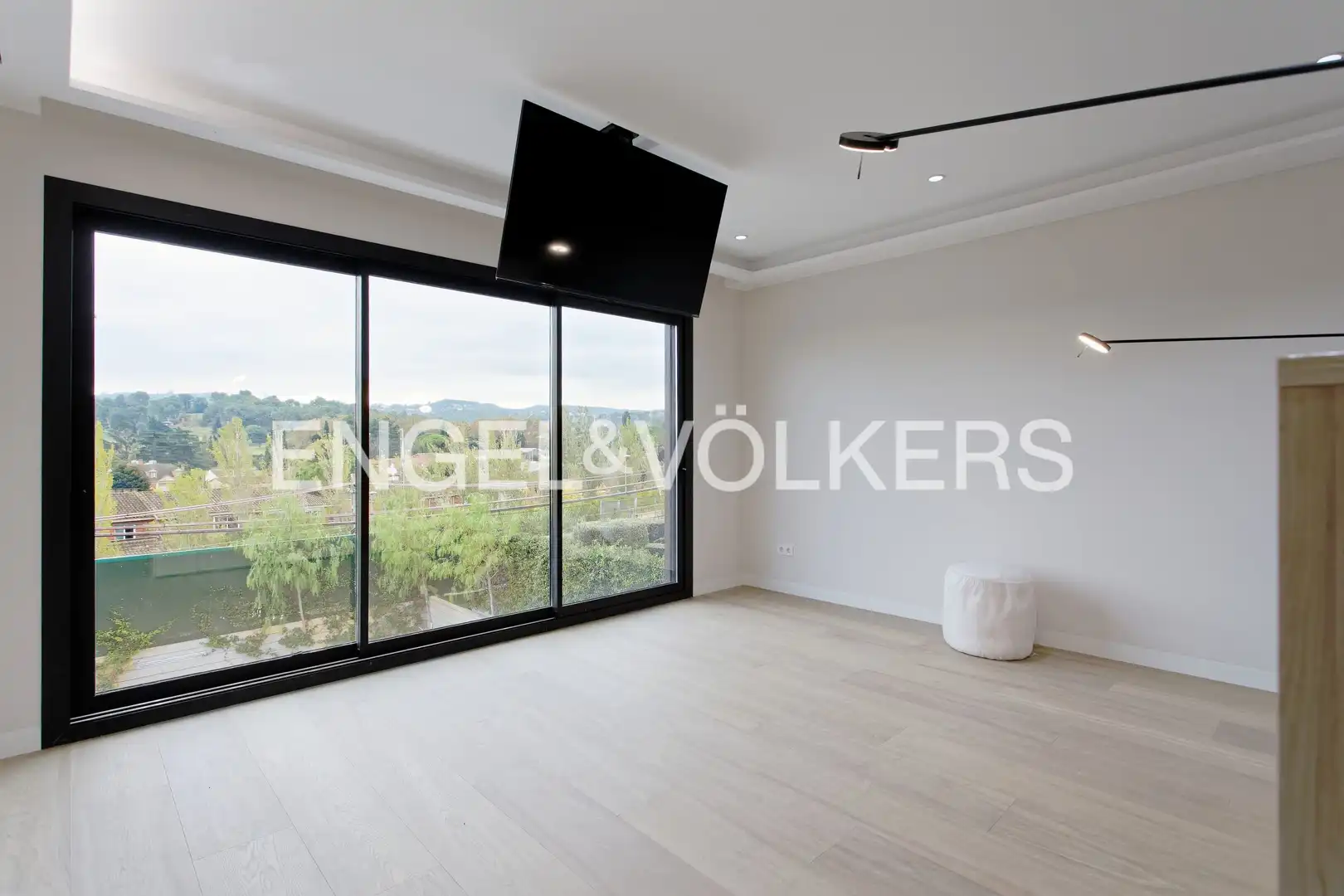 Sala d'estar de Casa o xalet en venda en Sant Cugat del Vallès amb Aire condicionat, Calefacció i Jardí privat