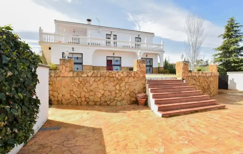 Chalet con piscina en venta en Calle B
