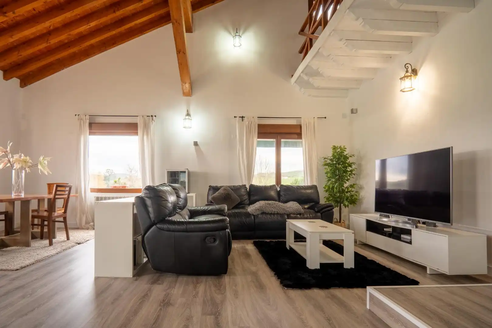 Sala d'estar de Casa o xalet en venda en Santillana del Mar amb Calefacció, Jardí privat i Terrassa