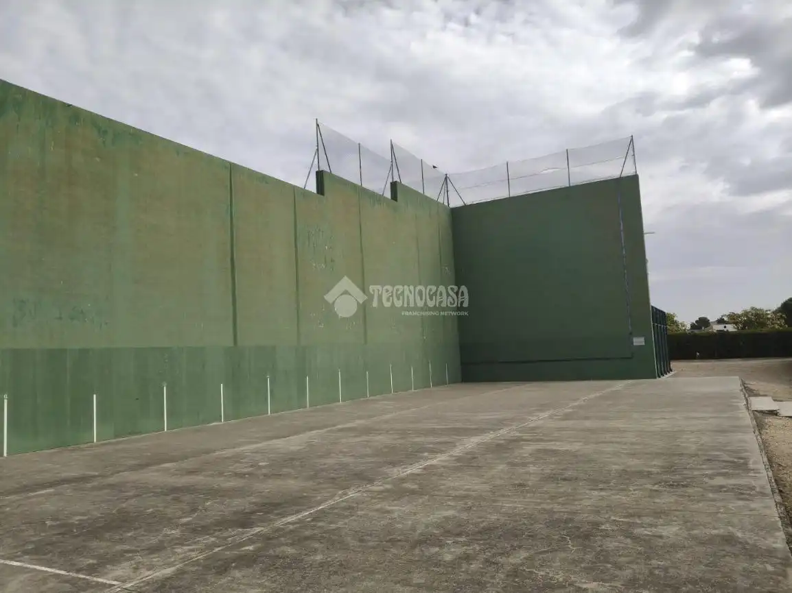 Aparcament de Casa adosada en venda en Zaragoza amb Piscina comunitària