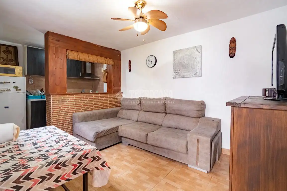 Sala d'estar de Casa adosada en venda en Órgiva amb Aire condicionat, Terrassa i Moblat