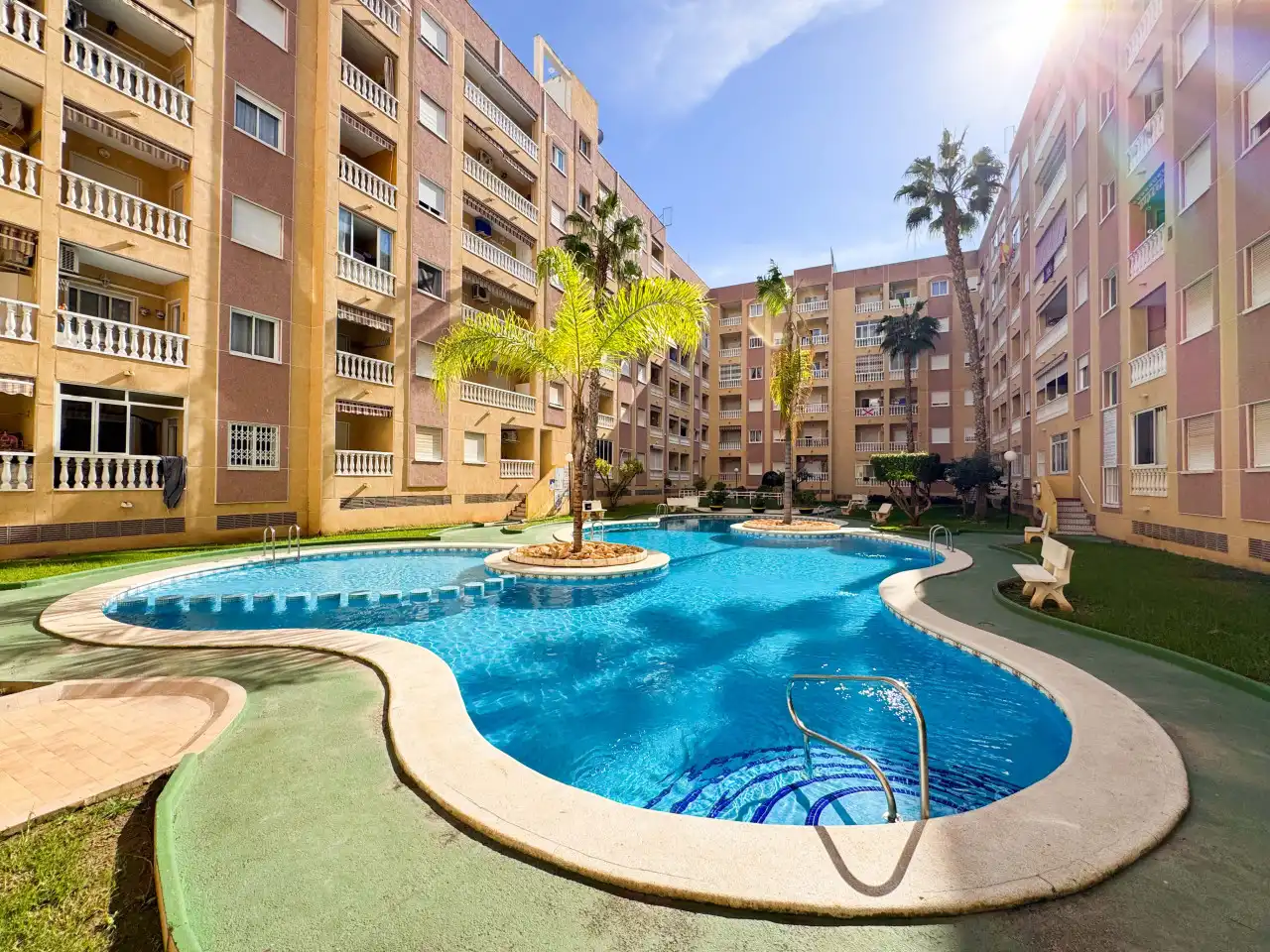 Piscina de Pis en venda en Torrevieja amb Aire condicionat, Calefacció i Terrassa