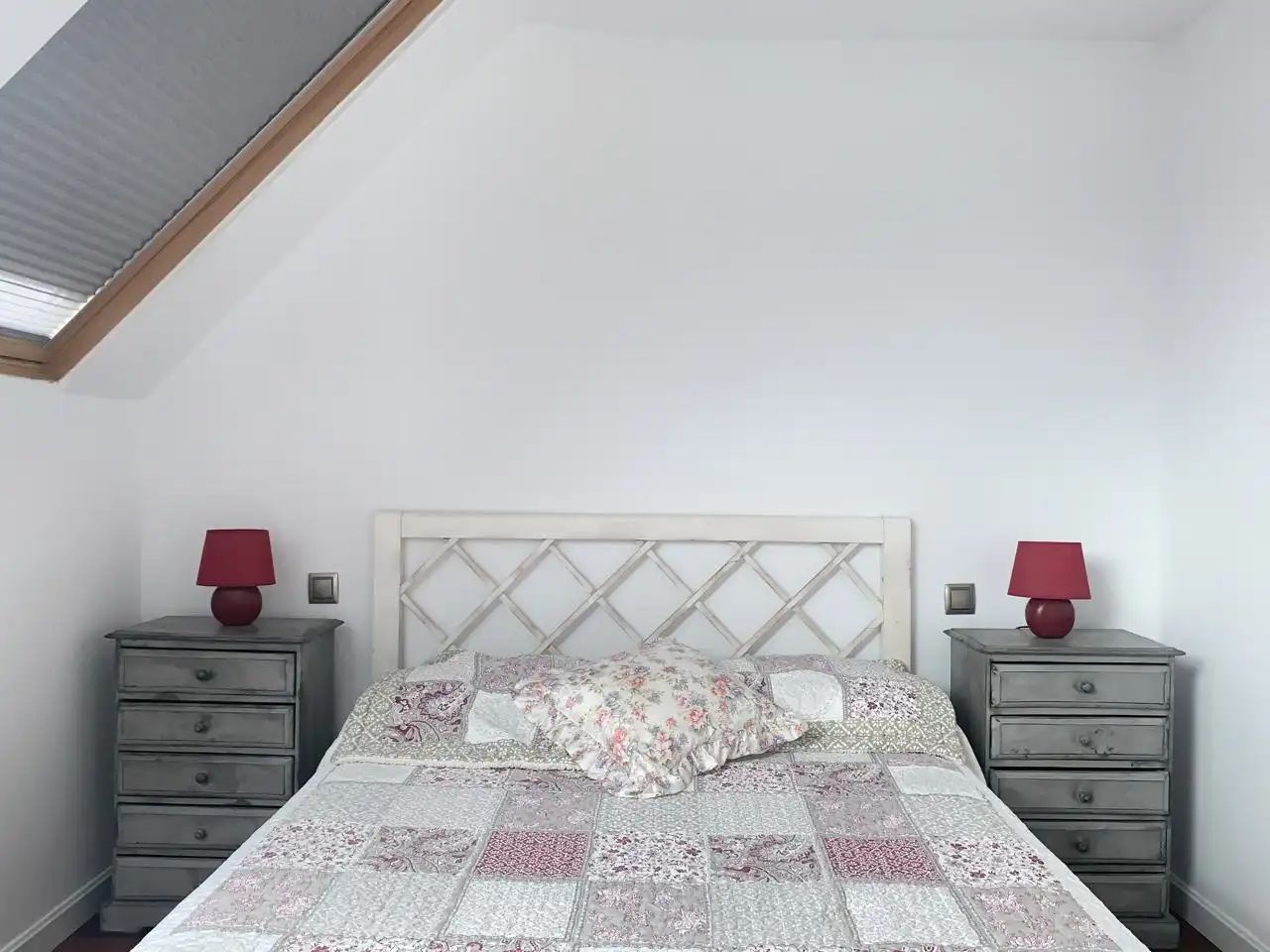Schlafzimmer von Dachboden zur Miete in Madrid mit Klimaanlage, Heizung und Möbliert