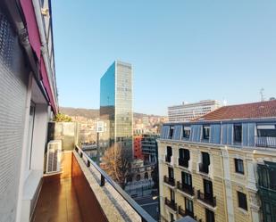 Vista exterior de Pis en venda en Bilbao  amb Aire condicionat, Terrassa i Balcó