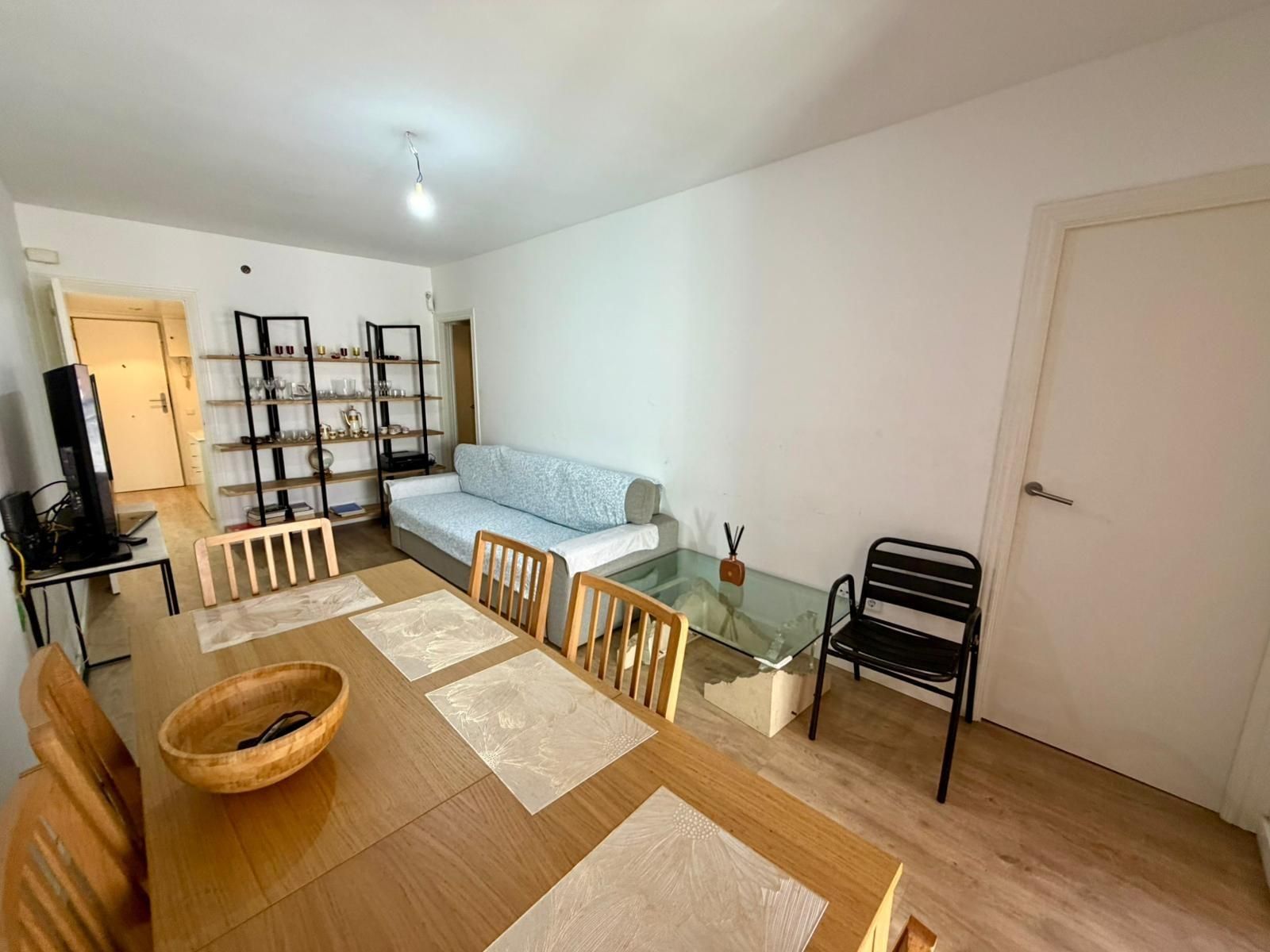 Living room of Flat for sale in Santa Coloma de Gramenet  with Air Conditioner, Parquet flooring and Balcony