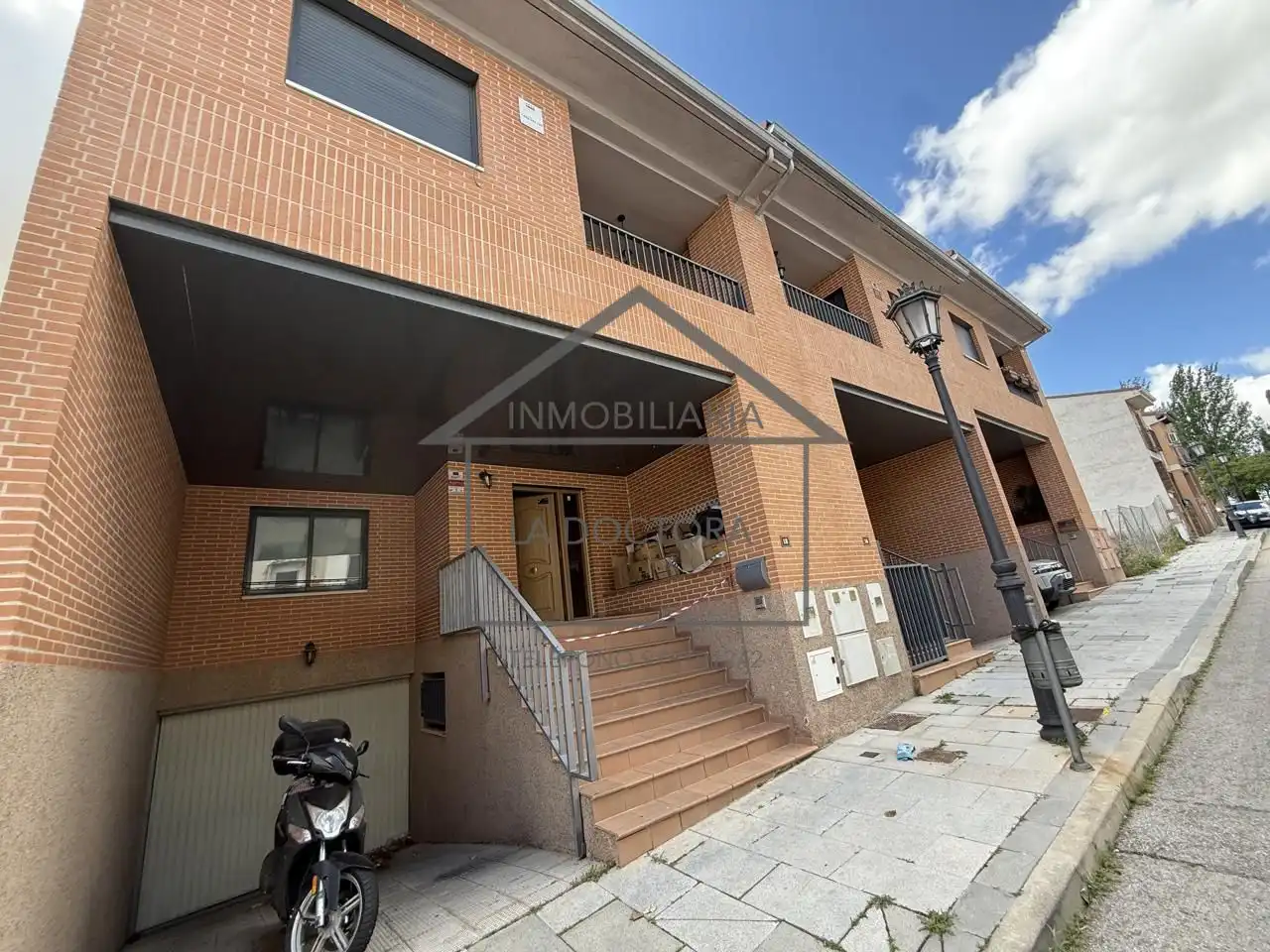 Vista exterior de Casa adosada en venta en Navalcarnero con Calefacción, Jardín privado y Terraza