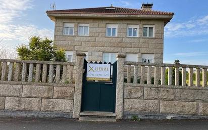 Vista exterior de Casa o xalet en venda en Melide amb Calefacció, Jardí privat i Alarma