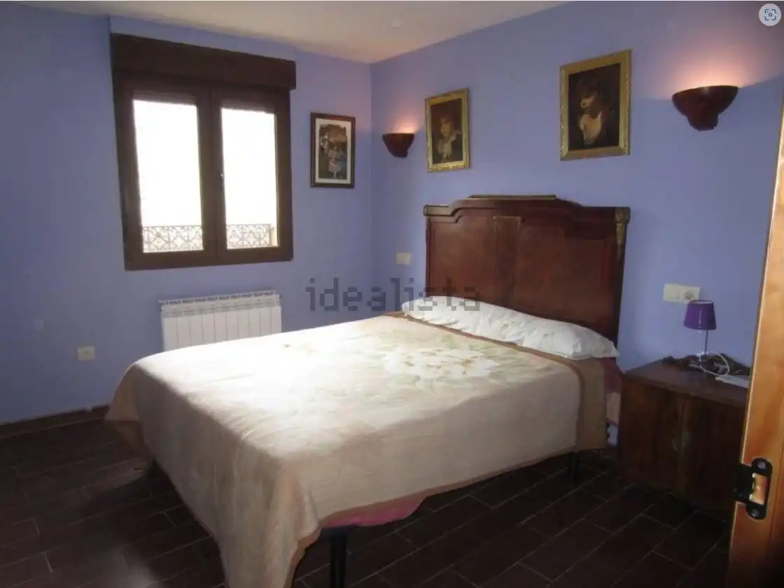 Dormitori de Casa o xalet en venda en El Cabaco  amb Calefacció, Terrassa i Moblat