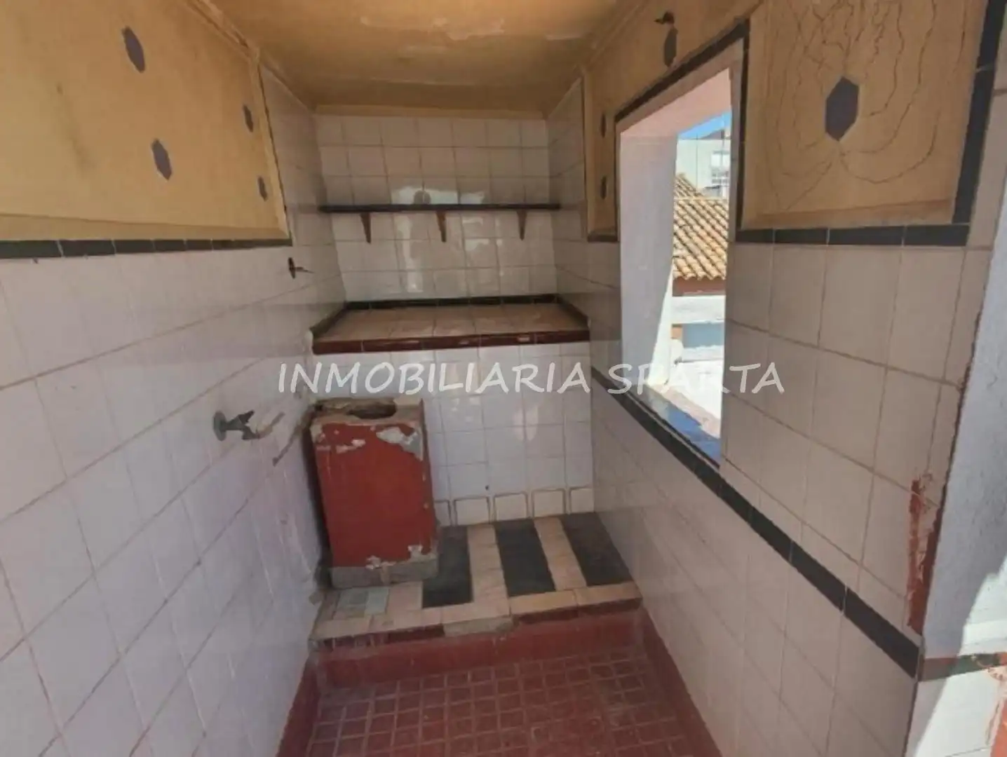 Vista exterior de Casa adosada en venda en San Juan de Aznalfarache amb Terrassa i Balcó