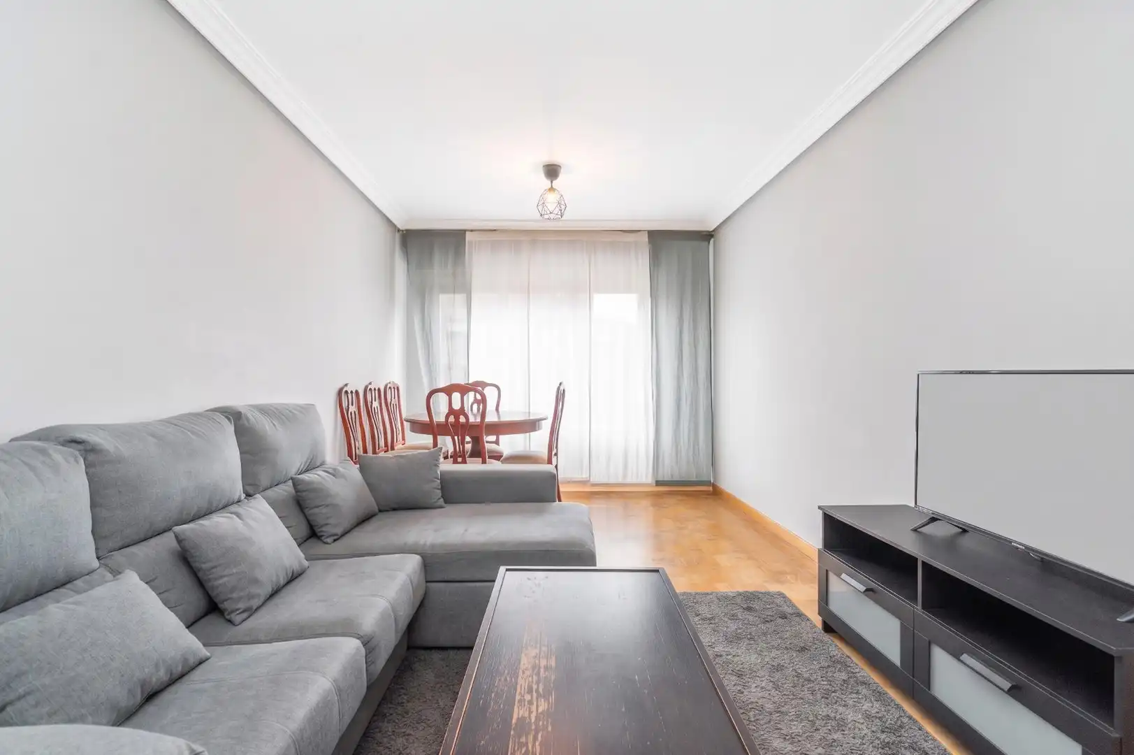 Sala d'estar de Apartament en venda en Oviedo  amb Calefacció, Terrassa i Balcó