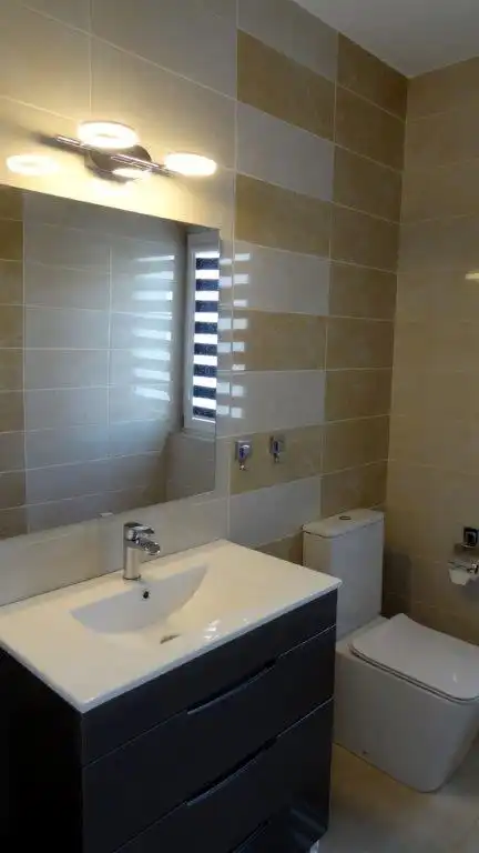 Baño de Casa o chalet en venta en L'Alfàs del Pi con Aire acondicionado, Calefacción y Jardín privado
