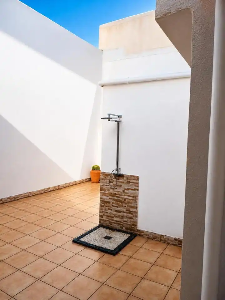Bany de Casa adosada de lloguer en Santa Lucía de Tirajana amb Aire condicionat, Terrassa i Moblat