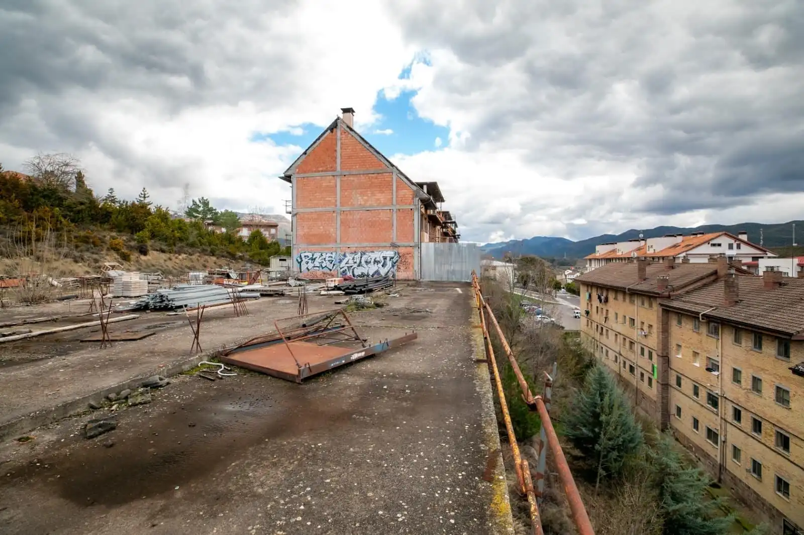 Vista exterior de Edificio en venta en Sabiñánigo