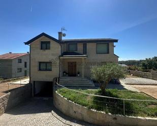 Vista exterior de Casa o xalet en venda en Toén amb Calefacció, Jardí privat i Terrassa