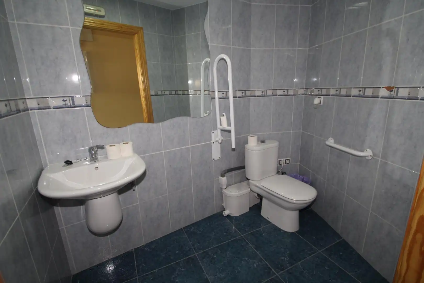 Baño de Local en venta en Las Gabias con Aire acondicionado