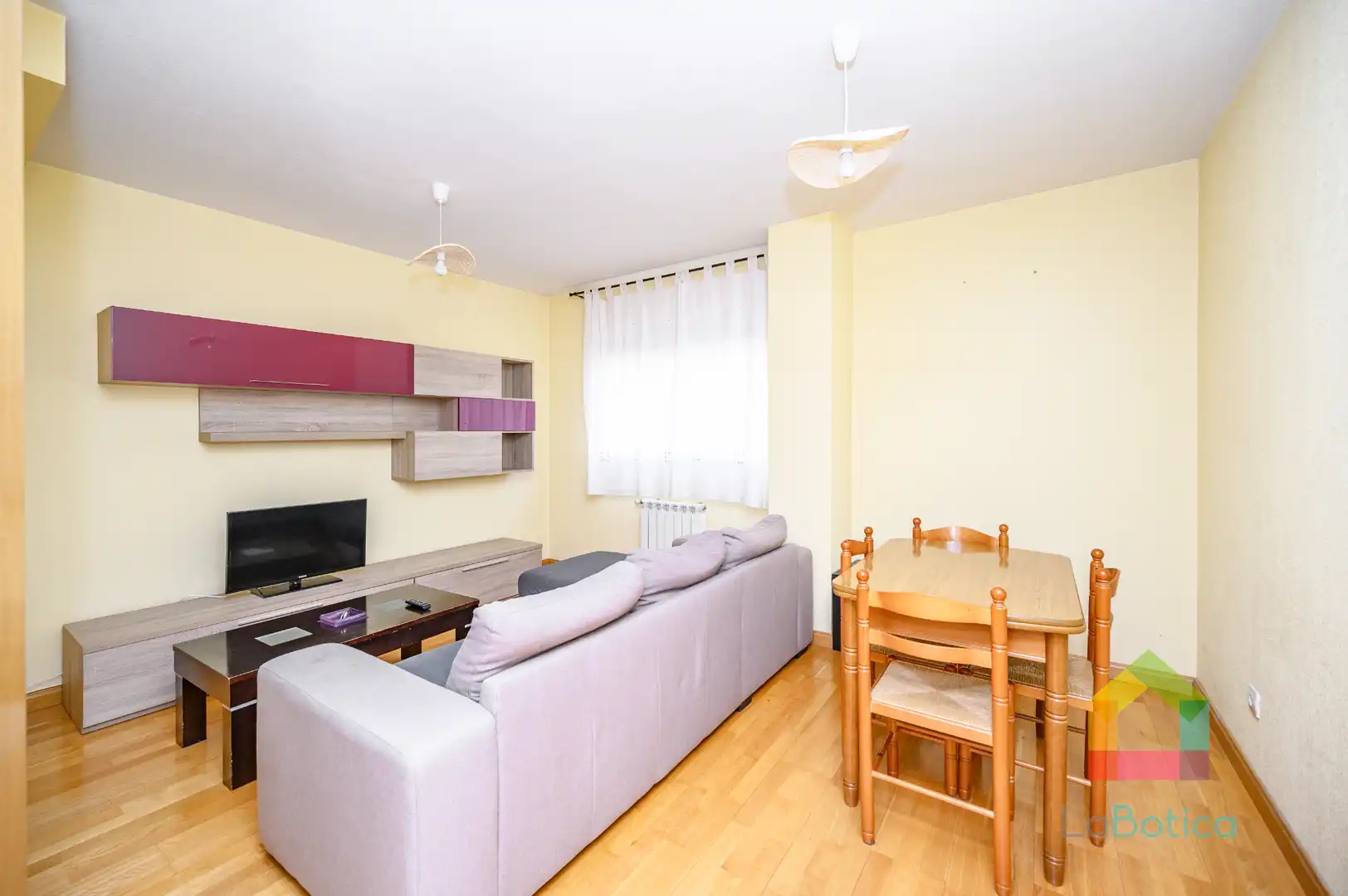 Sala d'estar de Apartament en venda en Toledo amb Aire condicionat, Moblat i Piscina comunitària